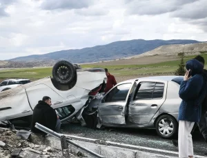 Nevşehir-Kayseri Yolunda Kaza: Ürgüp Kavşağında 3 Yaralı