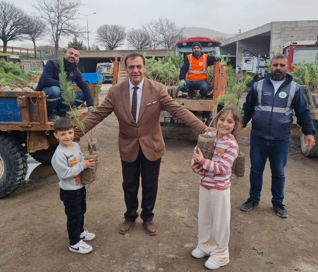 Göre Belediyesi 2000 çam fidanı dağıtımı etkinliği