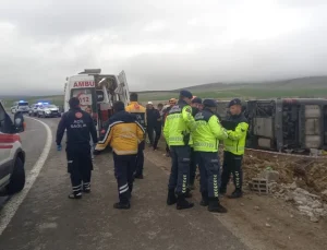 Aksaray’da Korkunç Kaza: Tur Otobüsü Şarampole Devrildi, Çok Sayıda Yaralı Var