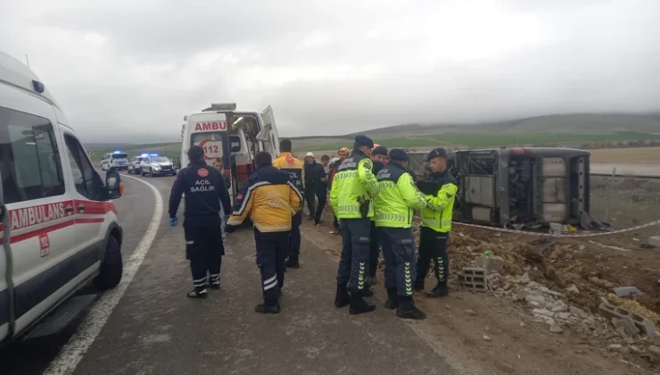 Aksaray’da Korkunç Kaza: Tur Otobüsü Şarampole Devrildi, Çok Sayıda Yaralı Var
