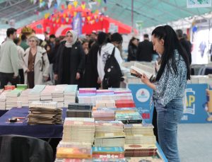 Nevşehir 2. Kitap Fuarı Coşkulu Törenle Kapılarını Açtı